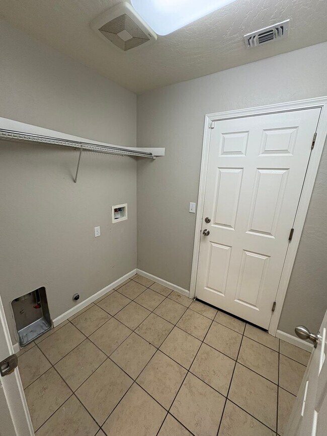 Building Photo - Gorgeous NW Visalia home Available Now!