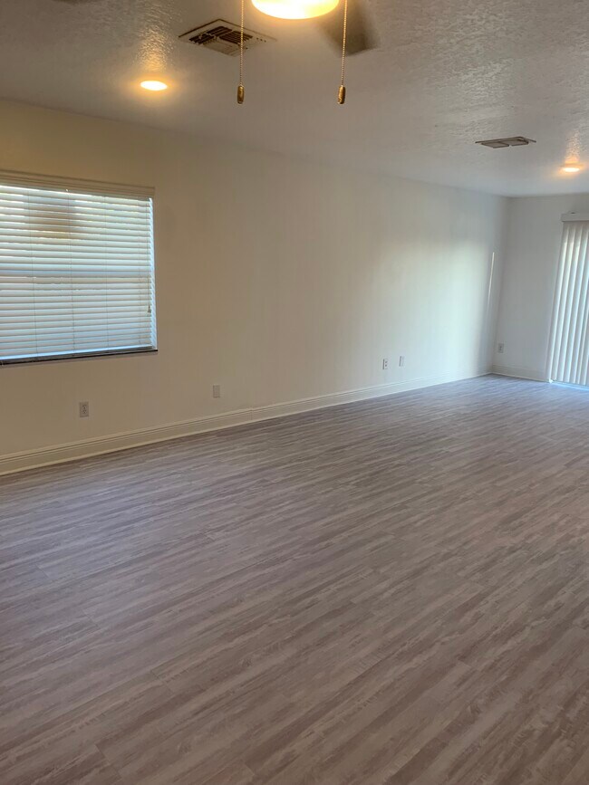 Building Photo - 12754 Somerset Oaks St