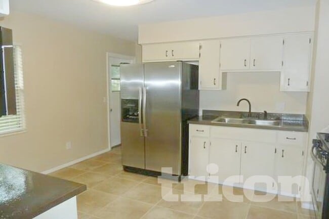 Foto del edificio - 7649 Stratford Blvd