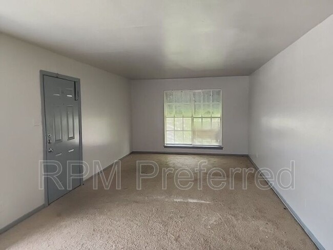Building Photo - 3040 Golfcrest Blvd
