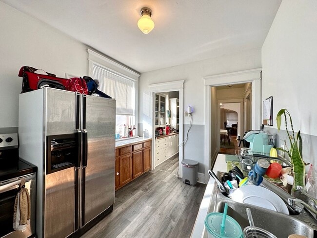 Building Photo - AVAILABLE JUNE - 3 Bed 1 Bath in Central Location