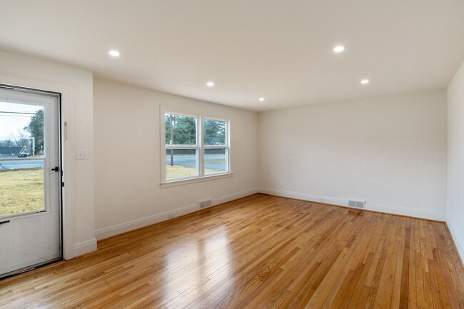 Building Photo - 611 Polo Rd