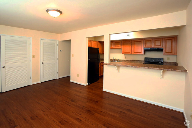 Pisos de madera en apartamentos seleccionados - Sacramento Townhomes