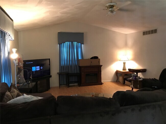 Foto del edificio - 102 S Riebeling St