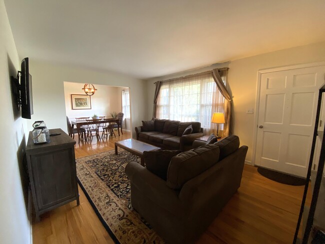 Foto del edificio - 2416 Forest Park Rd