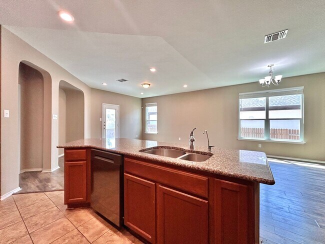 Foto del edificio - 4/BR 2.5/BA Home with Garage, Laundry Room...