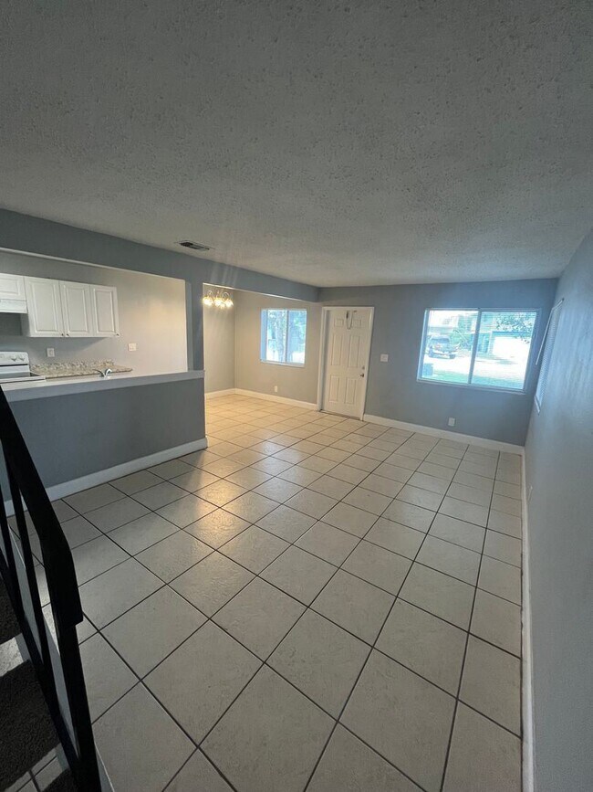 Foto del edificio - 2 br, 1 bath House - 824 E TIFFANY DR #2
