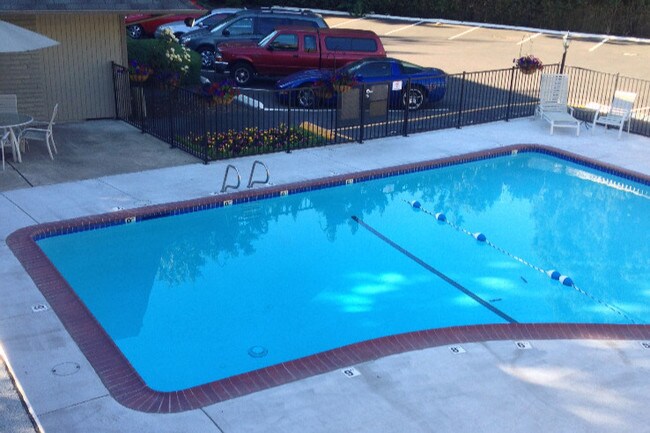 Piscina - 13660 SW Pacific Hwy