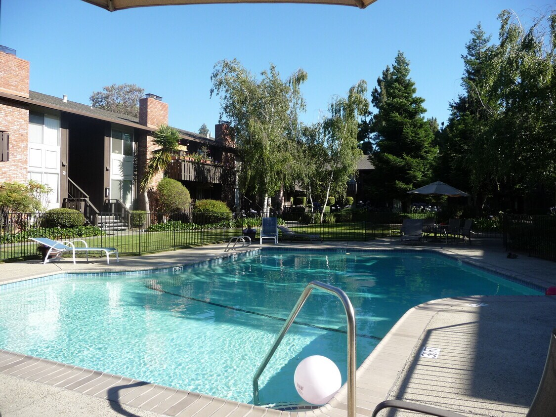 Foto principal - 100 E Middlefield Rd