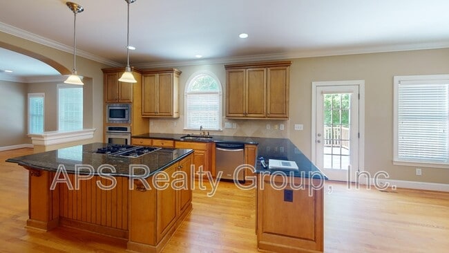 Building Photo - 2140 Rossmore Rd