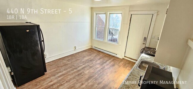 Building Photo - 3rd Floor: 1 Bedroom/1 Bathroom Apartment ...