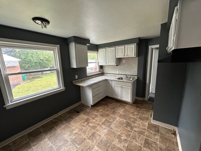 Building Photo - Beautiful 3 bedroom in Maple Hts