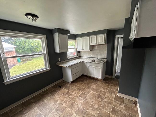 Building Photo - PRICE DROP! Beautiful 3 bedroom in Maple Hts