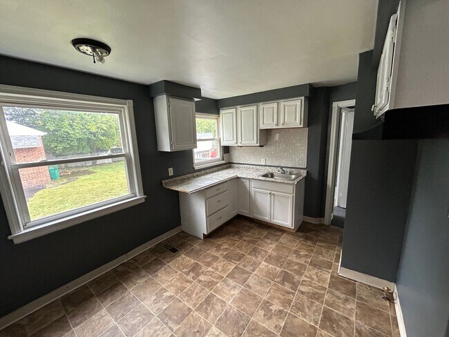Foto del edificio - PRICE DROP! Beautiful 3 bedroom in Maple Hts