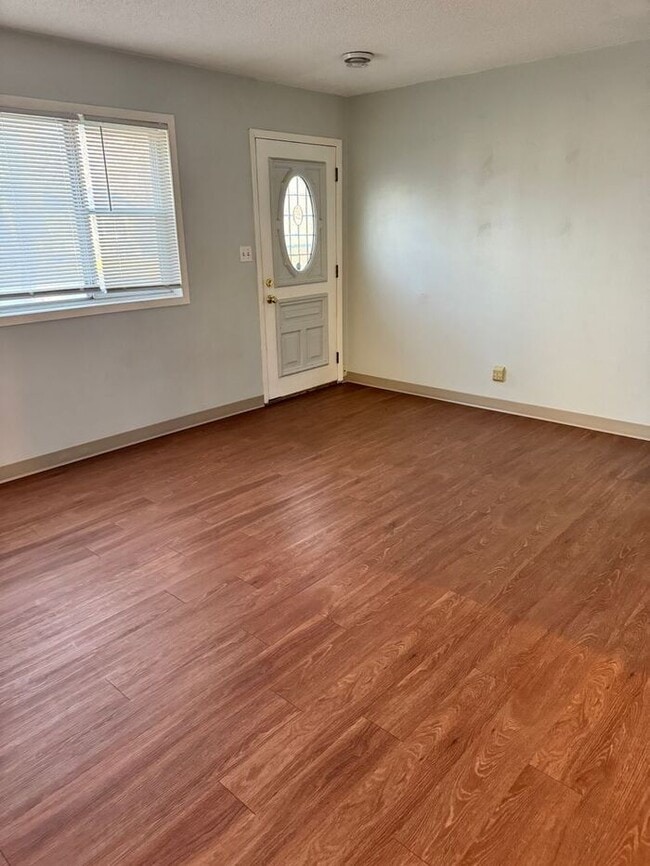 Building Photo - $1,375| 3 Bedroom, 1 Bathroom House Availa...