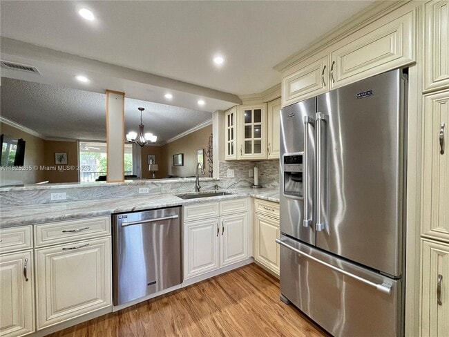 Foto del edificio - 7340 Lake Cir Dr
