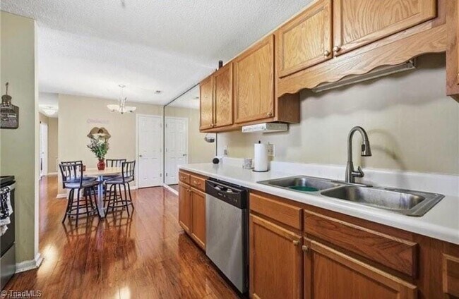 Foto del edificio - 903 Hanahan Ct