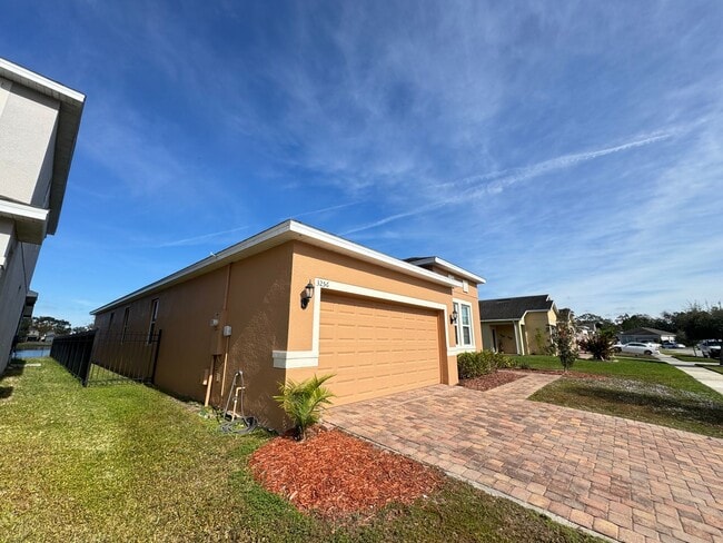 Building Photo - Beautiful 4 bedroom home with Water View!!
