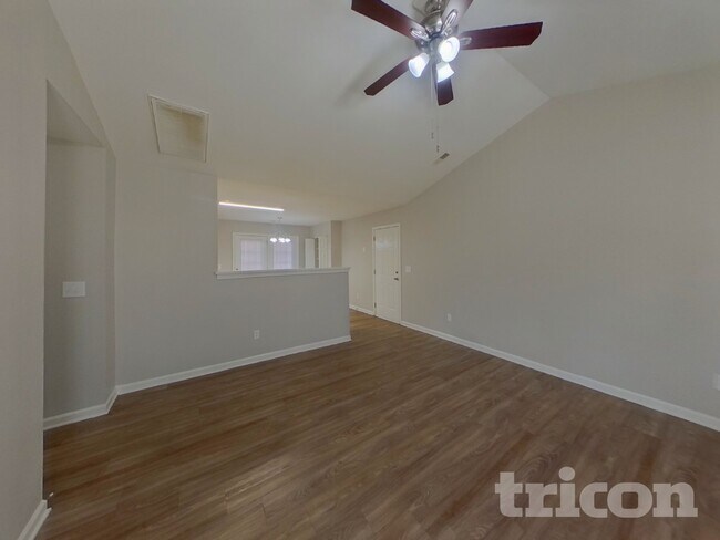 Foto del edificio - 705 Continental Dr