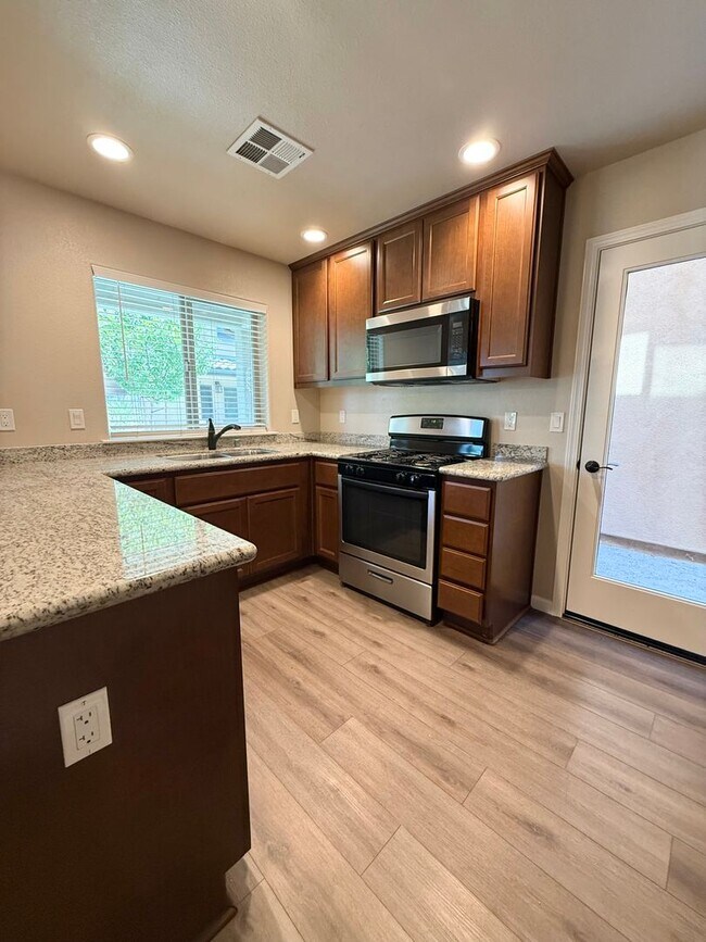 Foto del edificio - Move In Ready 3 Bed 2.5 Bath!!!