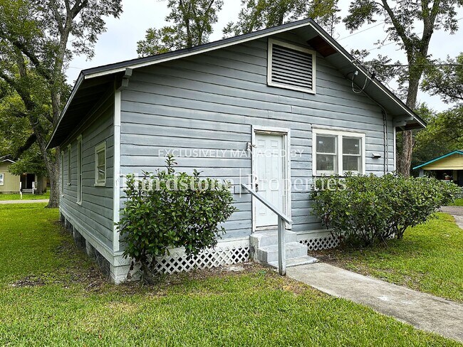 Building Photo - 753 Saranac St