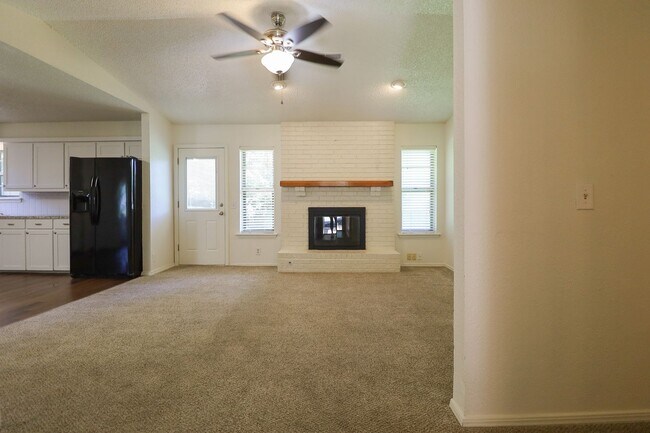 Foto del edificio - BA 4 Bedroom Home Available For Immediate ...