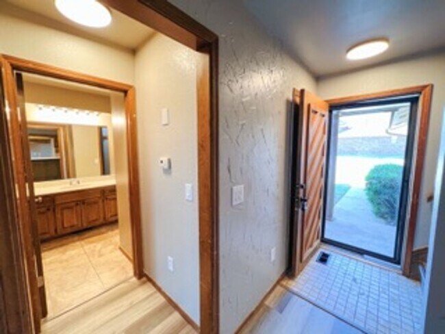 Building Photo - 213 Woodbridge Cir