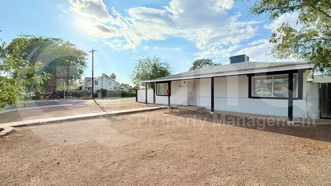 Foto del edificio - 2302 E Yale St