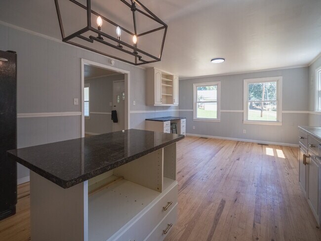 Foto del edificio - "Charming 3-Bedroom Home in Cramerton - Spacious 1217 Sq Ft with 2 Full Baths!"