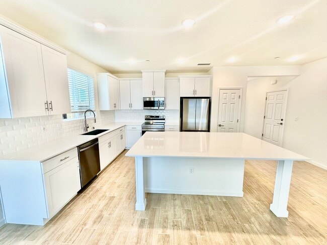 Building Photo - Gorgeous 4/2 Wilson home in the highly desirable Riverstone Community!