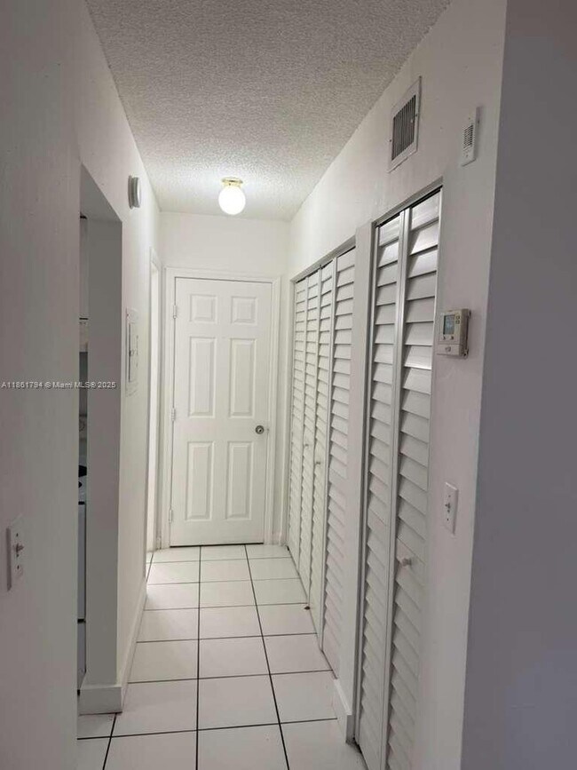 Foto del edificio - 251 NW 177th St