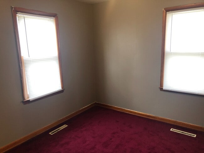 Building Photo - 2 Bedroom with Garage