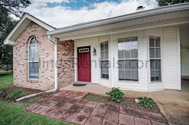 Building Photo - 1102 Cabbott Ln