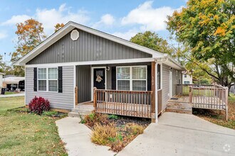 Building Photo - 204 Gliden St