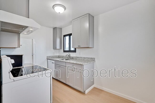 Building Photo - 709 6th Ave