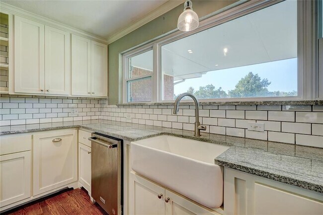 Foto del edificio - 2756 NW Grand Blvd