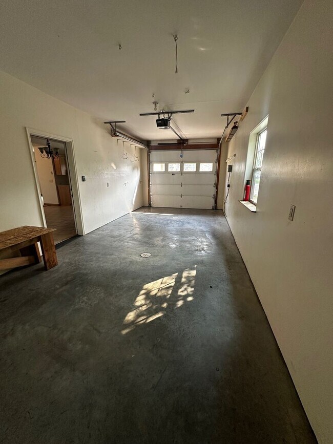 Foto del edificio - Beautiful 4 bedroom Home located in Centra...