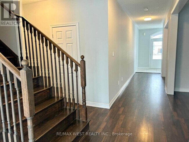 Photo du bâtiment - 5 Drake Ave