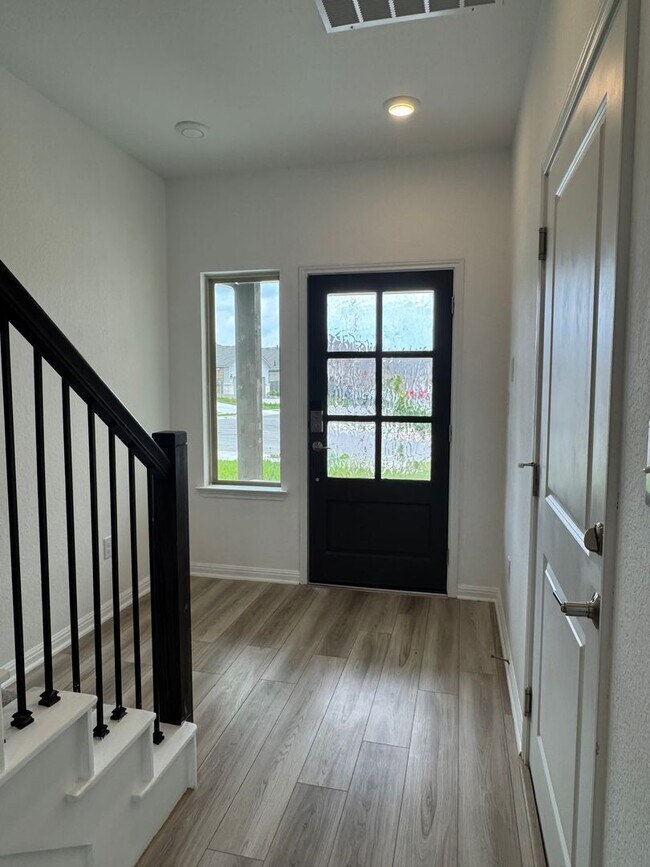 Foto del edificio - 4 BR/2.5BA | Newly Renovated Single Family Home | 1-Car Covered Parking | Gated backyard