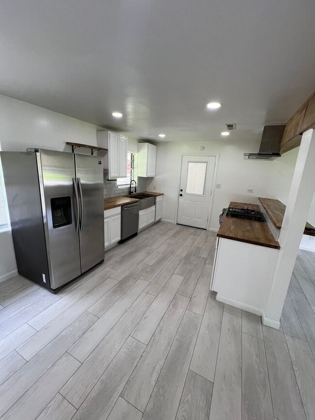 Foto del edificio - Updated 3BR | Solar Panels + Fenced Yard