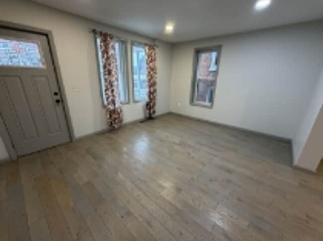 Building Photo - AVAILABLE FOR SHOWING !!! 4BR / 1.5BA.