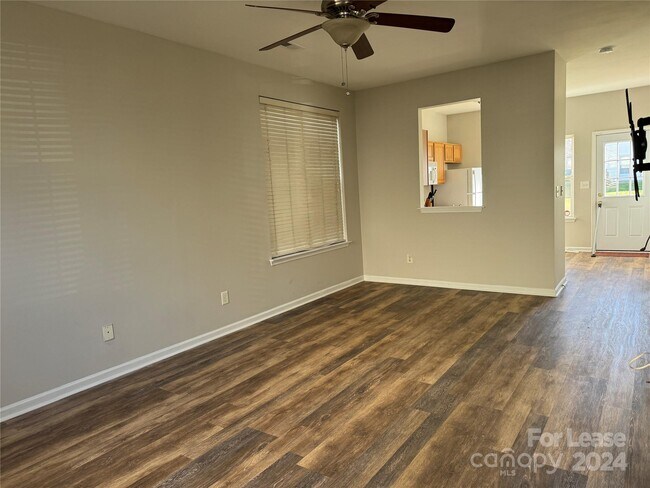 Building Photo - 5541 Seths Dr