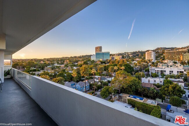Foto del edificio - 838 N Doheny Dr