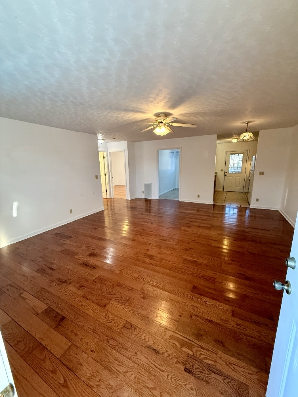 Foto del edificio - 38 Long Meadows Dr