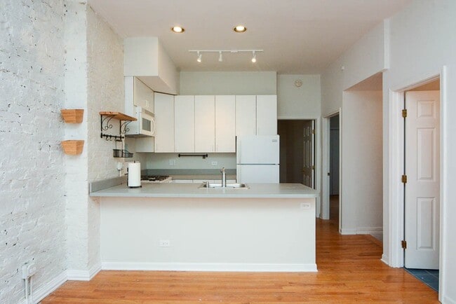 Building Photo - 1129 N Winchester Ave