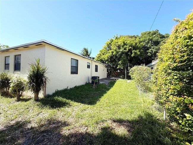 Building Photo - 631 NE 171st St