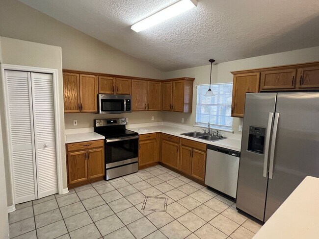 Building Photo - 427 Woodview Dr