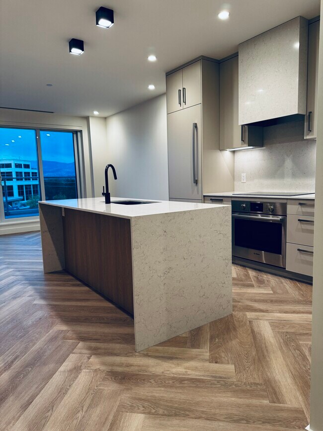 Photo du bâtiment - 3340 Lakeshore Rd
