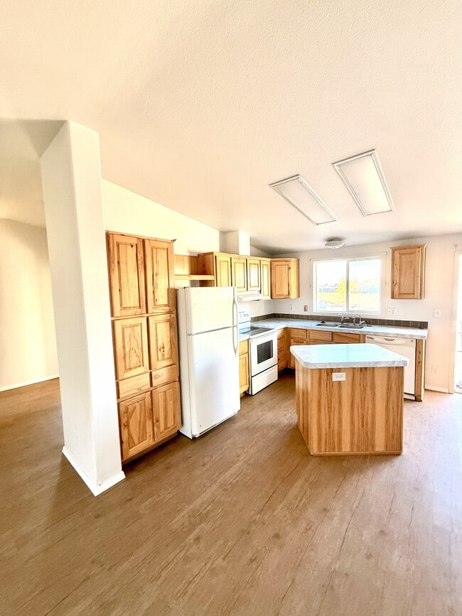 Building Photo - 1163 Thomas Dr