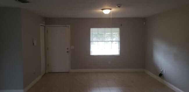 Foto del edificio - NICE, LARGE (SOLAR POWERED!)   4 BED / 2 B...